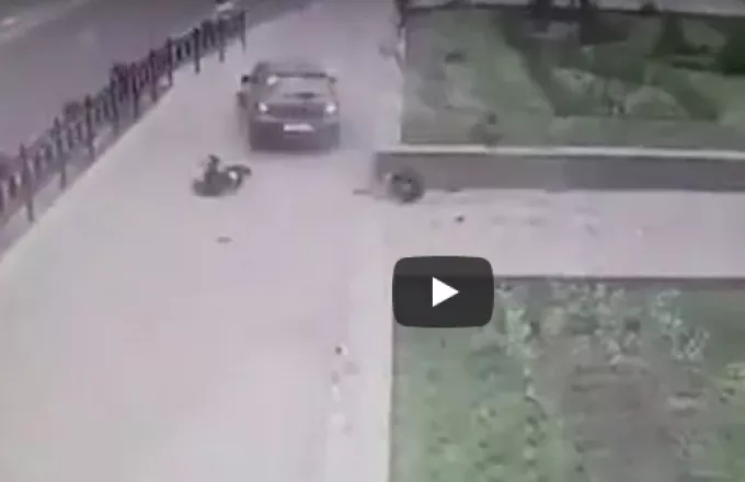 Βίντεο: Αυτοκίνητο εκσφενδονίζει στον αέρα τρεις μαθητές!