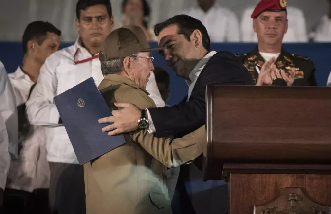 Μαξίμου για Κούβα: Ο Ραούλ τον αγκάλιασε - Ο Κορέα του είπε «κράτα γερά»!