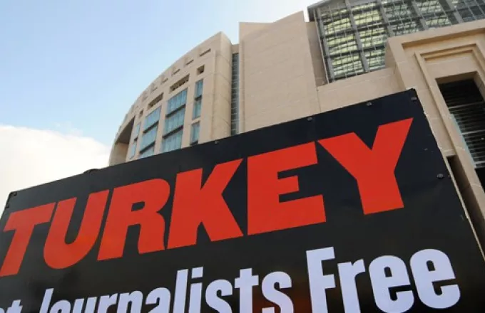 Τουρκία: Πέντε δημοσιογράφοι καταδικάστηκαν σε φυλάκιση για «τρομοκρατική προπαγάνδα»