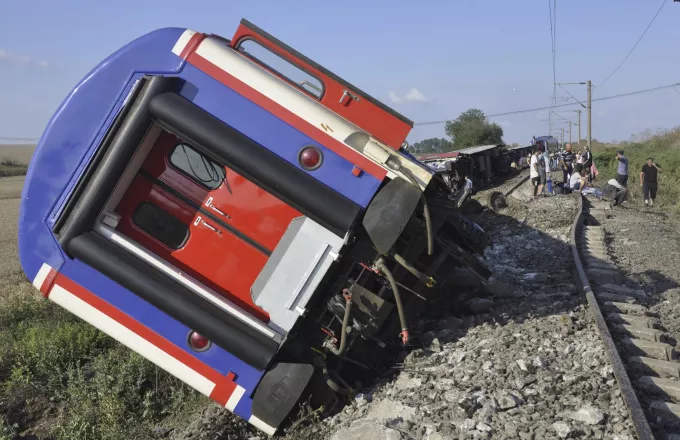 Τουλάχιστον 24 οι νεκροί από τον εκτροχιασμό τραίνου στην Τουρκία