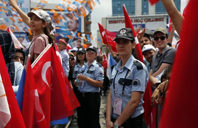 Πληροφορίες για πυρά και νεκρούς πριν κλείσουν οι κάλπες στην Τουρκία