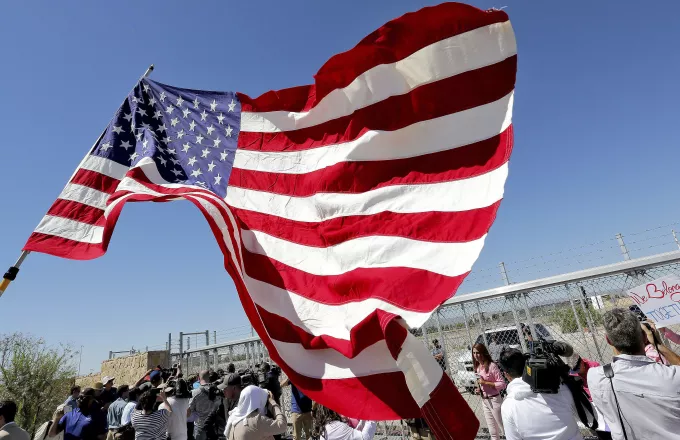 Οι ΗΠΑ σταματούν προσωρινά τις διώξεις μεταναστών στα σύνορα