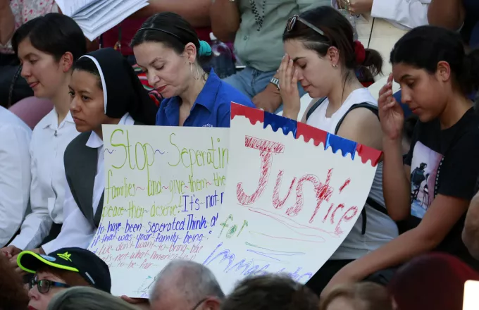 Δικαστικό χαστούκι στον Τραμπ για τον χωρισμό μεταναστών από τα παιδιά τους