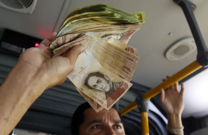 Η Βενεζουέλα κόβει τρία μηδενικά από τα χαρτονομίσματά της