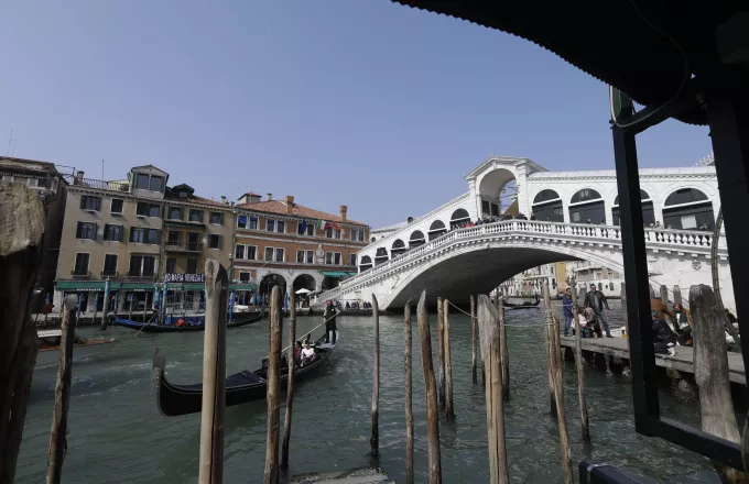 Μεταλλικές μπάρες θα εμποδίζουν τη διέλευση πεζών στη Βενετία 