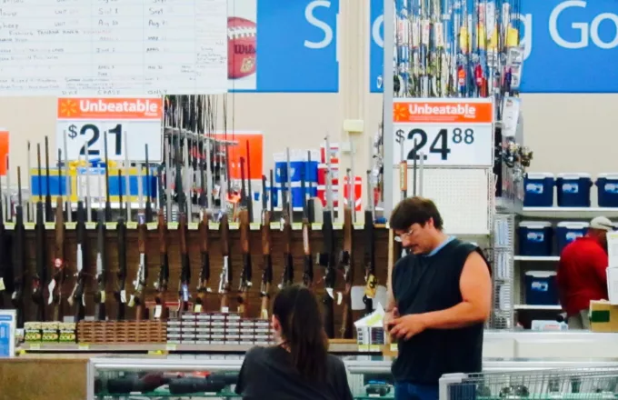 ΗΠΑ: Η Walmart αυξάνει το όριο ηλικίας για την αγορά όπλων στα 21