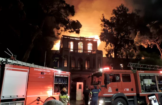 Χανιά: Υπό έλεγχο η πυρκαγιά στο πολεμικό Μουσείο. Ολοσχερής η καταστροφή