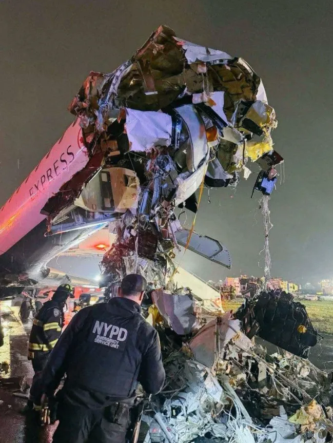 Κατεστραμμένο αεροπλάνο στο La Guardia