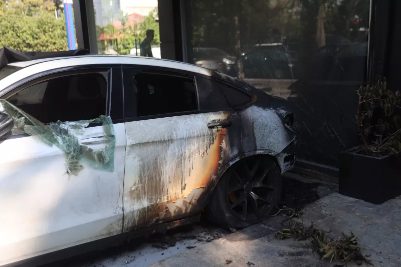 Καμένο πολυτελές αυτοκίνητο