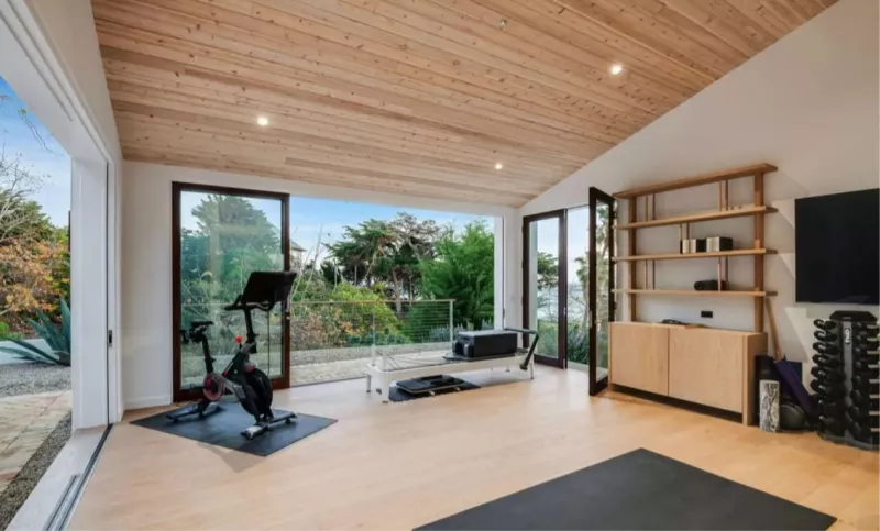 Η Κιμ Καρντάσιαν αγόρασε την έπαυλη της Σίντι Κρόφορντ 