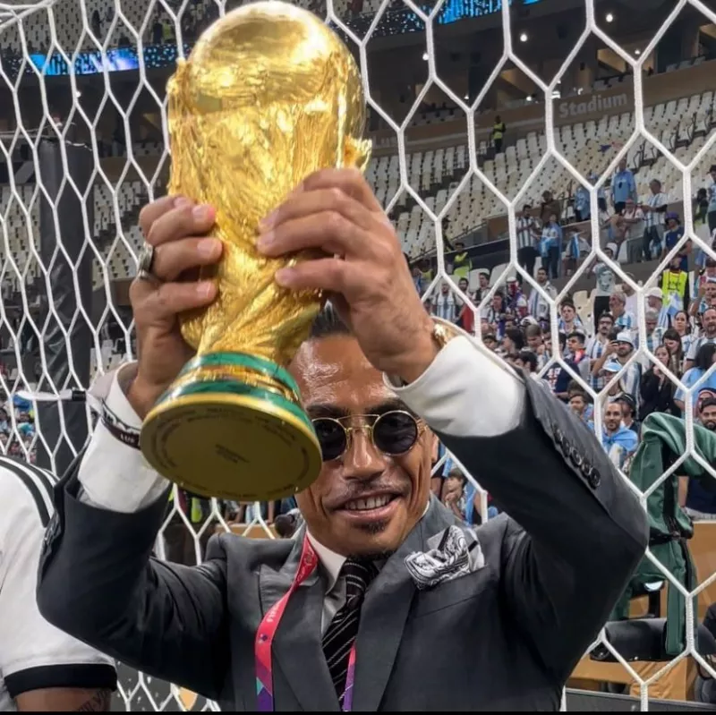 Ο Salt Bae κρατώντας το τρόπαιο