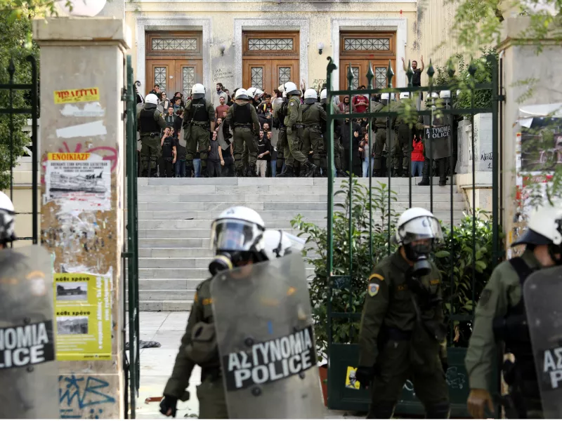 Βουλή: Στα χαρακώματα ΝΔ - ΣΥΡΙΖΑ για τα επεισόδια στην πρώην ΑΣΟΕΕ