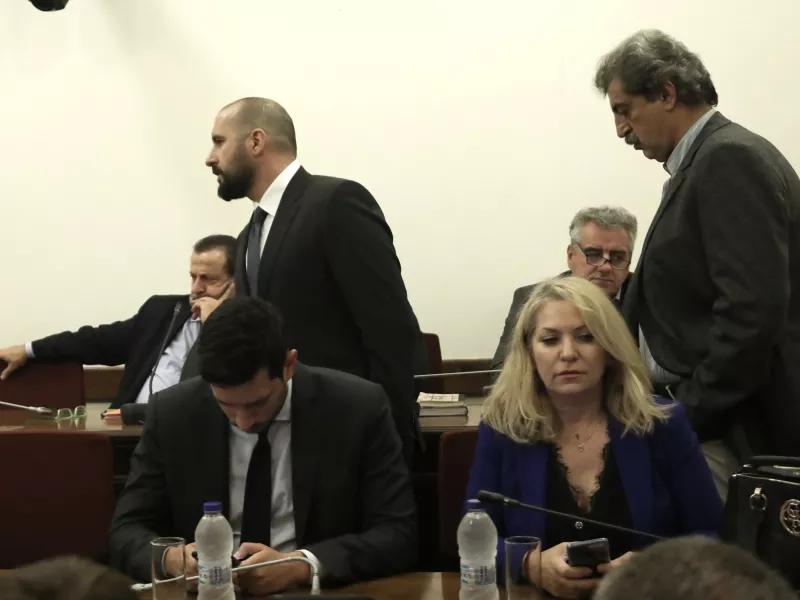 Ενήλικες στην αίθουσα: Έντονοι διάλογοι εντός, αλλά και εκτός Προανακριτικής