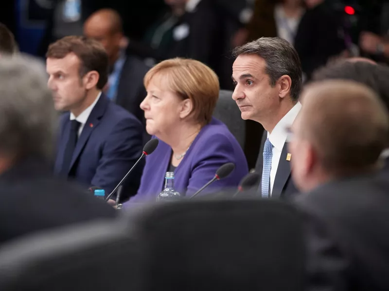 Δυσαρέσκεια Μητσοτάκη σε Μέρκελ για τη μη συμμετοχή της Αθήνας στη Διάσκεψη του Βερολίνου