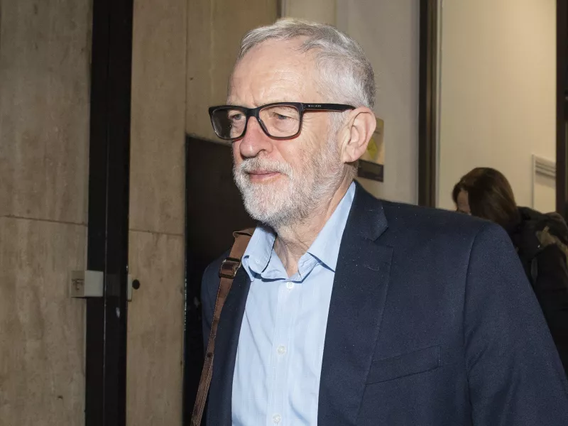 Εκτός κοινοβουλευτικής ομάδας Εργατικών θα παραμείνει ο Τζέρεμι Κόρμπιν