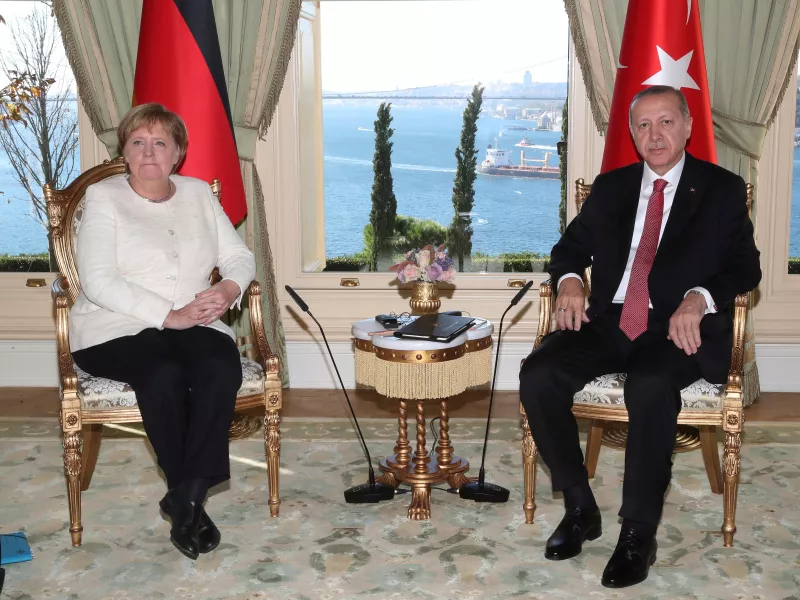 Ερντογάν: Πρέπει να σταματήσουμε τον Χαφτάρ - Συνάντηση με Μέρκελ