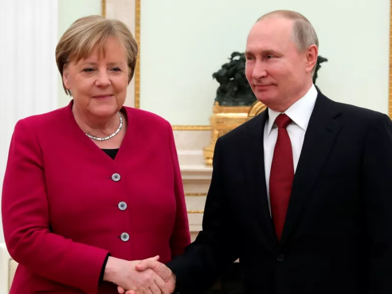 Πούτιν - Μέρκελ ζητούν κατάπαυση πυρός στη Λιβύη την Κυριακή