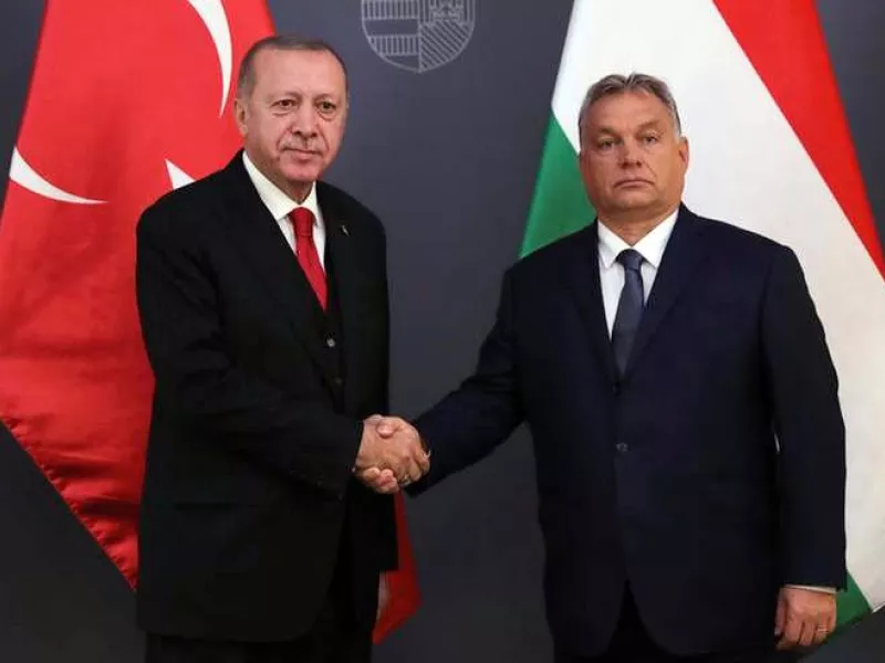 Ο Όρμπαν υιοθέτησε τα fake news της Άγκυρας: 130.000 μετανάστες ήδη στα Βαλκάνια!