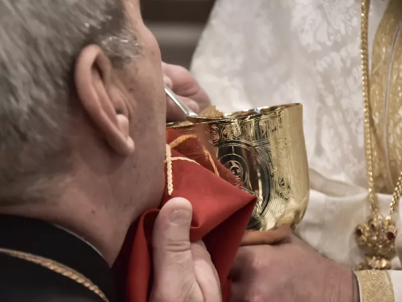 Ιερέας στο Κουκάκι: Χτυπούσαν οι πιστοί την πόρτα, δεν απαγορεύεται η Θεία Κοινωνία
