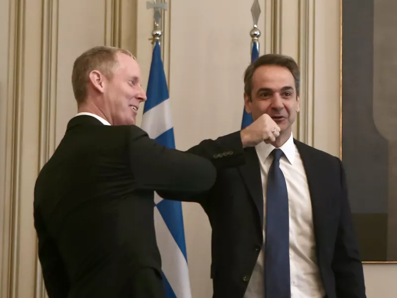 Δεν είναι ραπ είναι κορωνοϊός: Χειραψίες τέλος στο Μαξίμου λόγω νόσου- Γροθιές και αγκώνες 