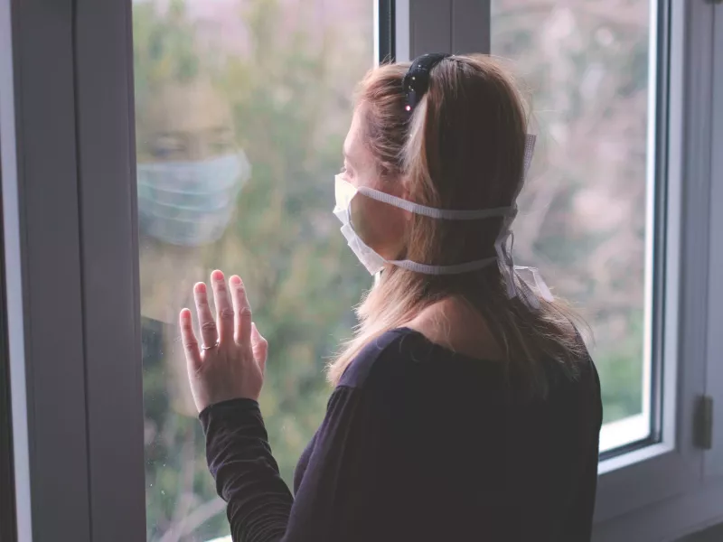 Από τον κορωνοϊό στον παρανοϊό: Πως ψυχολογία, στίγμα, φόβος επιδρούν στην διασπορά του ιού