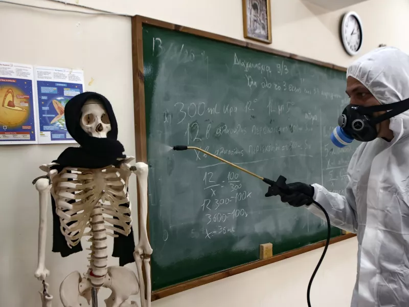 Απίστευτη δήλωση αντιπρύτανη ΑΠΘ: Κατασκευασμένος ο κορωνοϊός - Κρύβουν το εμβόλιο