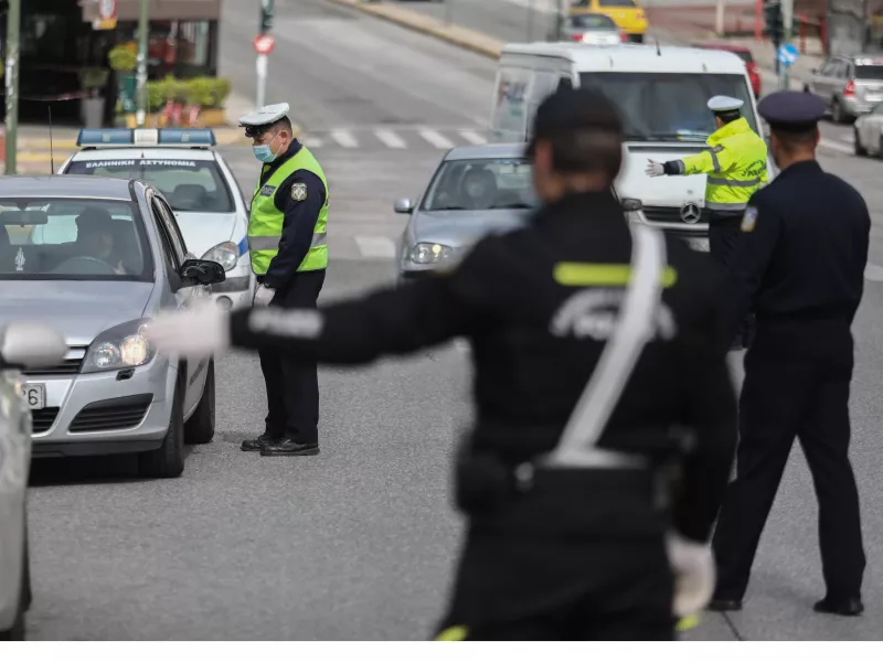 Πιο καλή η μοναξιά: Μπλόκα κατά συνωστισμού – Και ελικόπτερα με προβολείς τη νύχτα