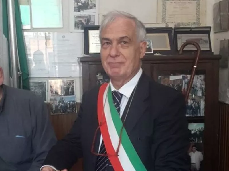 Ιταλία: Σε καραντίνα πόλη - Πλήθος κόσμου είπε αντίο στο δήμαρχο που πέθανε από κορωνοϊό