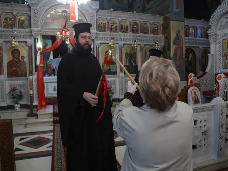 Εκκλησίες μετά τον κορωνοϊό: Μάσκες, γάντια, Άγιο Φως αλλά και ασπασμός εικόνων (pics - vid) 