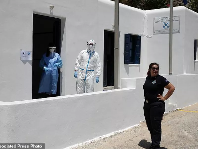 Daily Mail: Με λέμβους, GPS και ψυγεία μάχονται τον κορωνοϊό οι γιατροί στα ελληνικά νησιά 