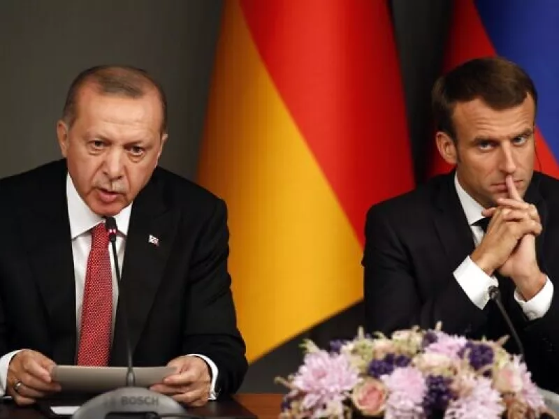 Προειδοποίηση Μακρόν προς Ερντογάν: Παίζεις επικίνδυνο παιχνίδι στη Λιβύη