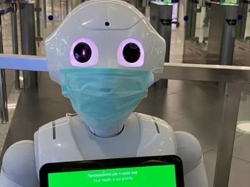 Κορωνοϊός:Ρομπότ ενημερώνουν επιβάτες σε "Ελ. Βενιζέλος" για μέτρα προστασίας (vid)