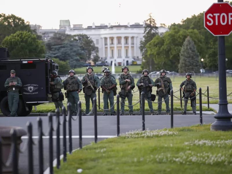 Επιτελείο Μπάιντεν: Εάν ο Τραμπ δεν δεχθεί ήττα, οι καταπατητές θα συνοδευτούν εκτός Λευκού Οίκου!