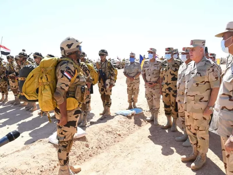 Μήνυμα σε Άγκυρα: Ο αρχηγός του αιγυπτιακού στρατού επιθεώρησε δυνάμεις στα σύνορα με Λιβύη (φώτο)