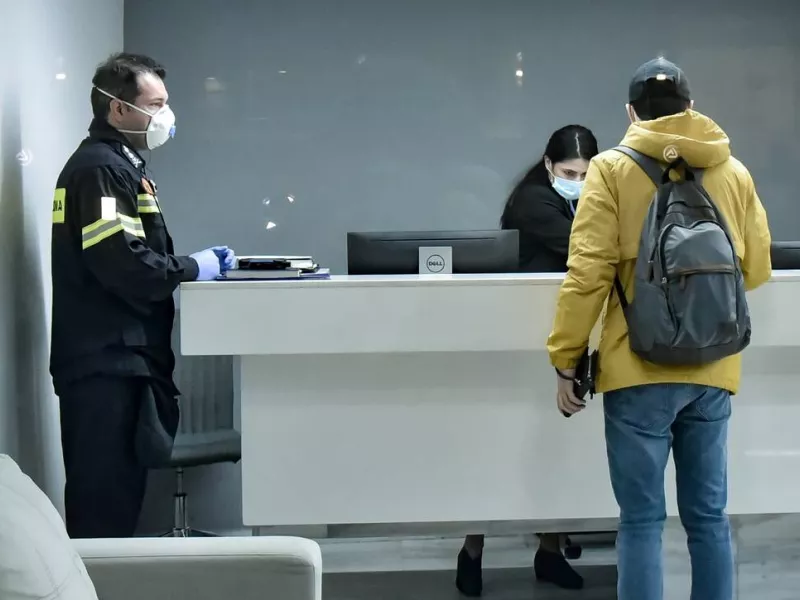 Κορωνοϊός: Τα νέα μέτρα για εργασία, σχολεία, καταστήματα, Δημόσιο και συναθροίσεις - Το ΦΕΚ