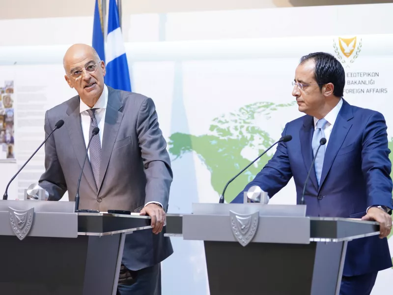 Σε εξέλιξη συνάντηση Δένδια-Χριστοδουλίδη ενόψει της Συνόδου Κορυφής 