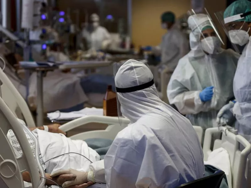 Μόσιαλος: Ο κίνδυνος να ξεφύγει το «βρετανικό» στέλεχος του κορωνοϊού με 50% παραπάνω μεταδοτικότητα