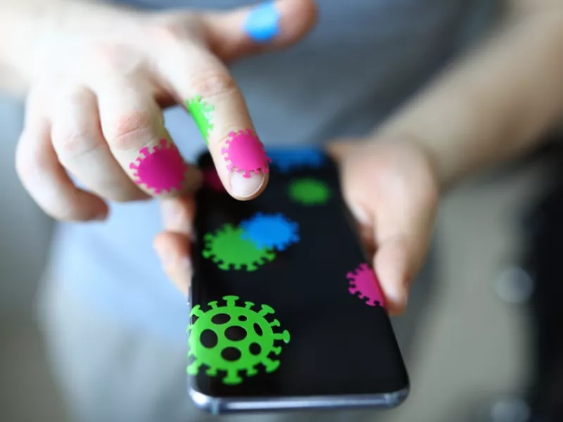 Έρευνα: Ο κορωνοϊός επιβιώνει έως 28 μέρες στις οθόνες των κινητών και άλλες επιφάνειες
