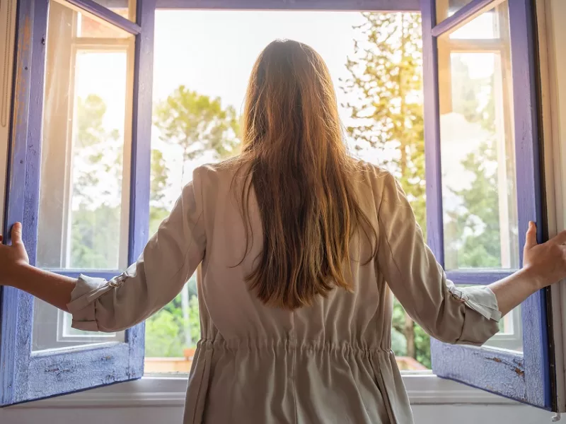 Κορωνοϊός: Πόσο συχνά πρέπει να αερίζουμε αν δεν μπορούμε να αφήσουμε μόνιμα ανοικτά τα παράθυρα;