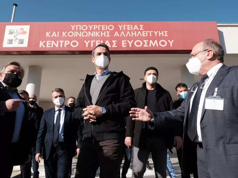 Μητσοτάκης από Νοσοκομείο Παπαγεωργίου: Θα κάνουμε διαφορετικά Χριστούγεννα φέτος