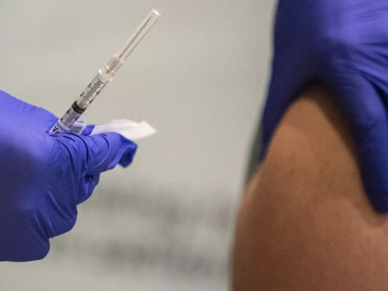 Γαλλία- Εμβόλιο: Διαφωνίες για την προτεραιότητα- Ποιοι θα έπρεπε να προηγούνται τελικά;