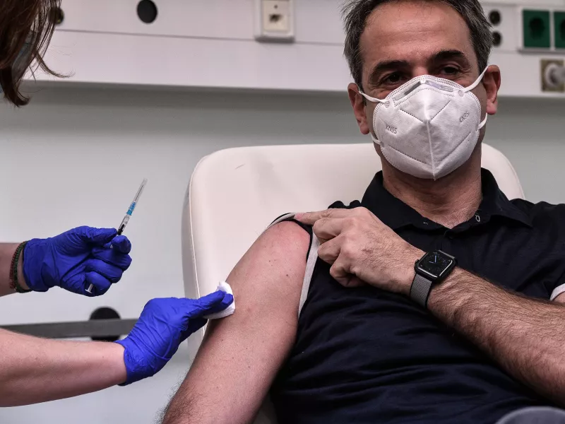 Νοσηλεύτρια σε συνομωσιολόγους για τα περί φυσιολογικού ορού: Λογικό να έχετε μαύρα μεσάνυχτα  