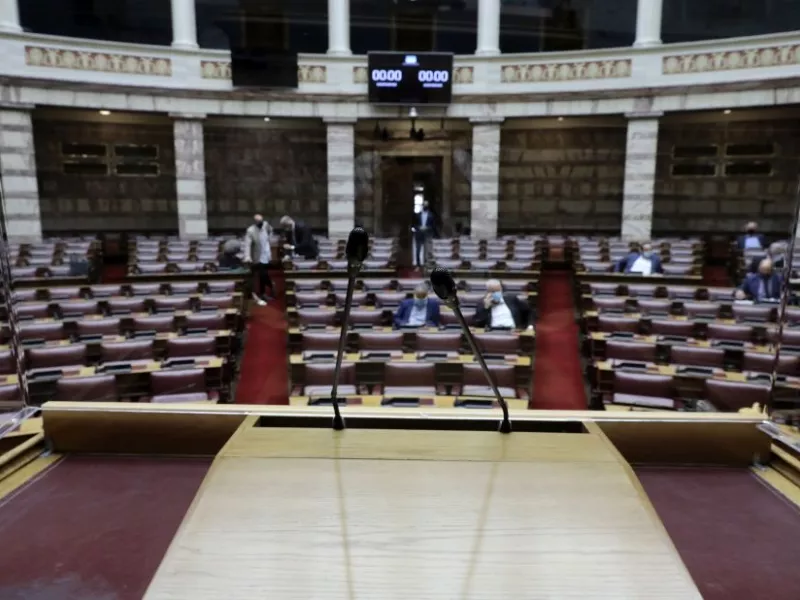 Βουλή: Νέος γύρος αντιπαράθεσης για τη συνταγματικότητα των αλλαγών στα ΑΕΙ