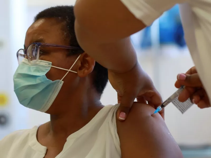 Μελέτη: Η νοτιοαφρικανική μετάλλαξη ενδέχεται να μειώνει σημαντικά την προστασία του εμβολίου Pfizer