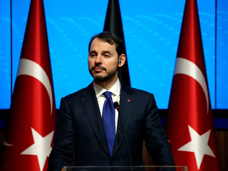 Τουρκία: Συνέλαβαν νεολαίους της αντιπολίτευσης γιατί ανάρτησαν αφίσα “Καταζητείται” με τον Αλμπαϊράκ