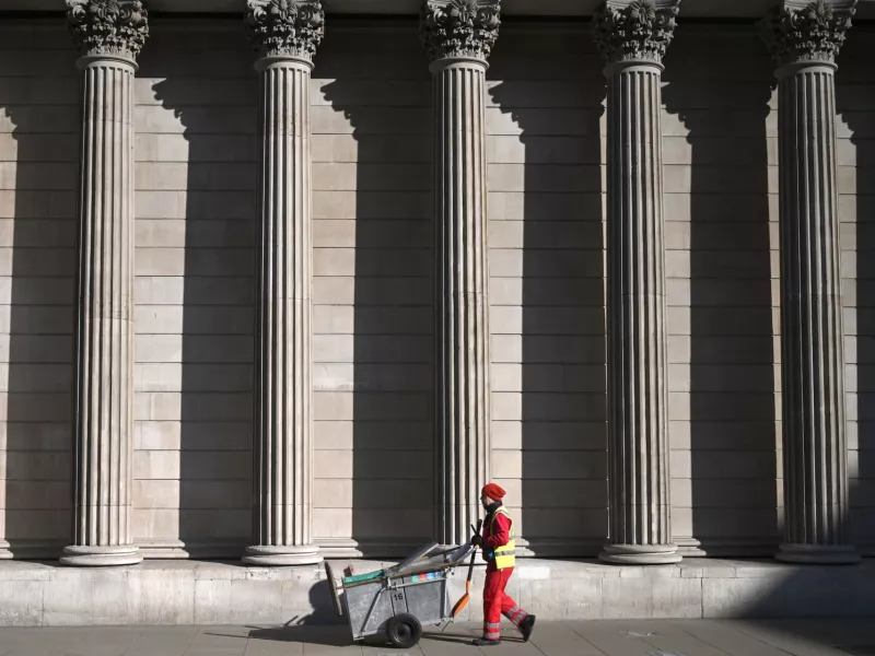 Τα εμβόλια αρχίζουν να λειτουργούν; Κάτω από τη μονάδα ο δείκτης μεταδοτικότητας στη Βρετανία 