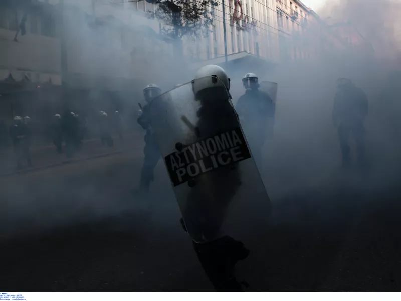 Επεισόδια σε συγκέντρωση για τον Κουφοντίνα στο κέντρο της Αθήνας  (pics)