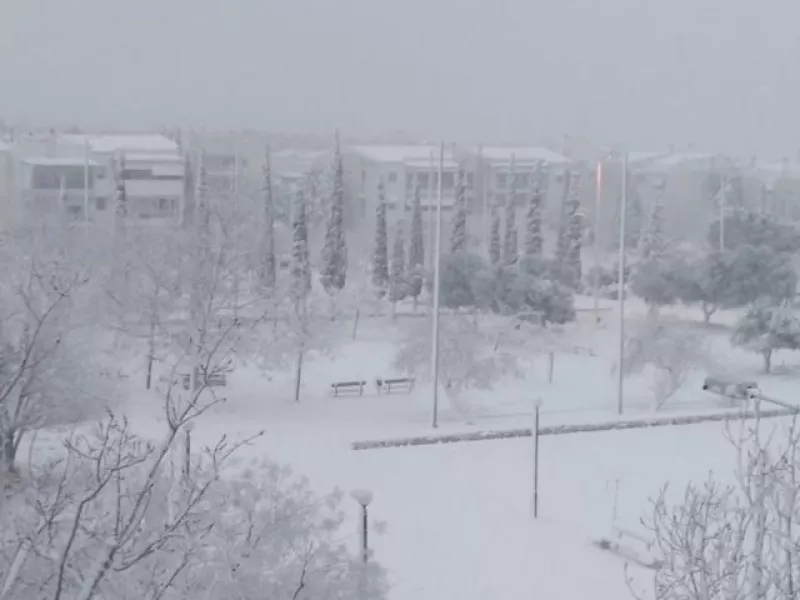 Στα λευκά έντυσε την Αττική η... Μήδεια: Χιόνι από το Ολυμπιακό Χωριό μέχρι την Πειραϊκή! (pics)