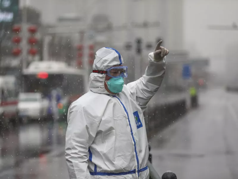 Η Κίνα «πετάει το μπαλάκι» στις ΗΠΑ: Εκεί να στραφεί η έρευνα για την προέλευση της COVID