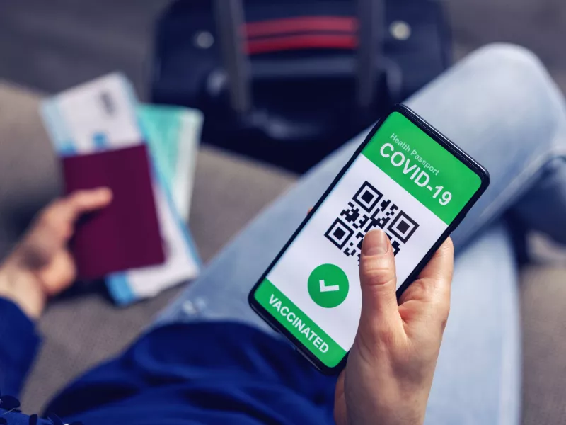 Γαλλία: Ο Μακρόν «τσάντισε» τους ανεμβολίαστους- Εγκρίθηκε το νομοσχέδιο για εμβολιαστικό πάσο